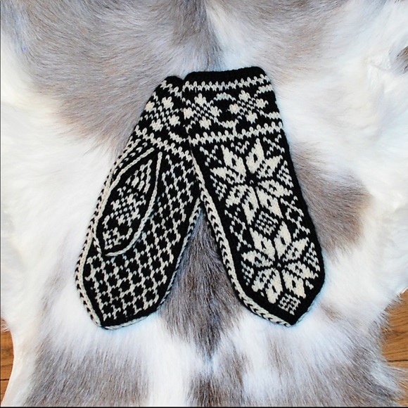 Handmade Norwegian merino wool mittens in dark navy and white - Picture 3 of 3